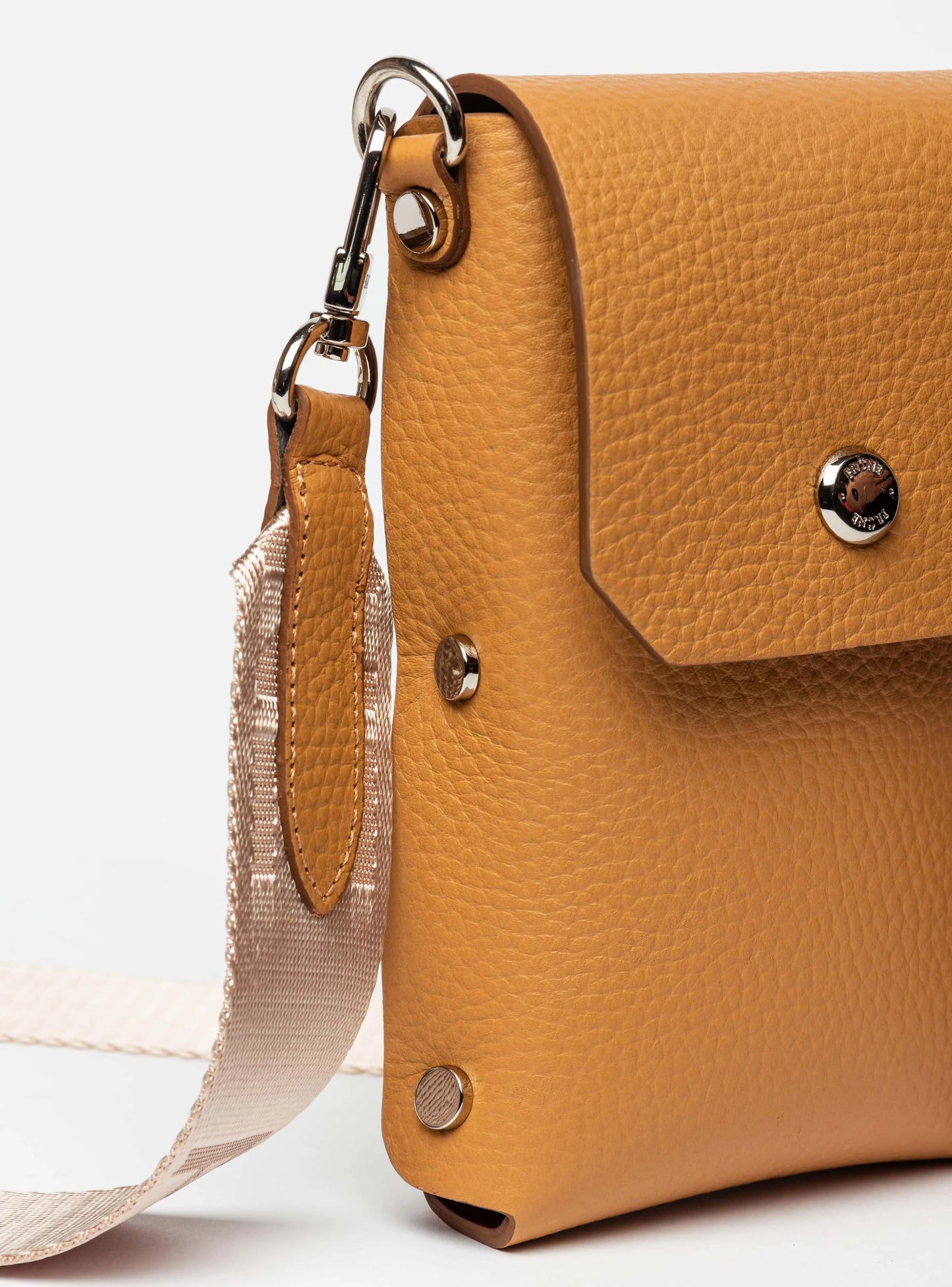 PORTA CELULAR MALDIVA EN CUERO CAMEL