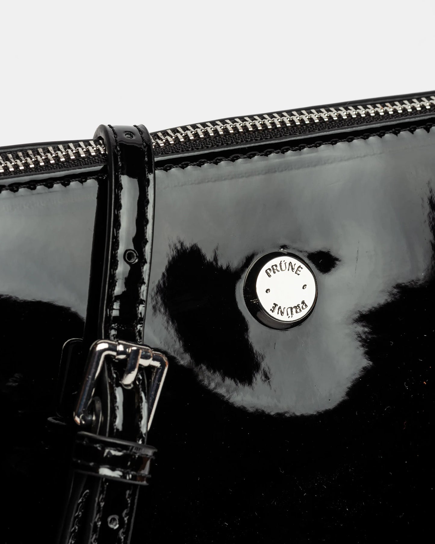 BANDOLERA DYNA EFECTO CUERO CHAROL NEGRO