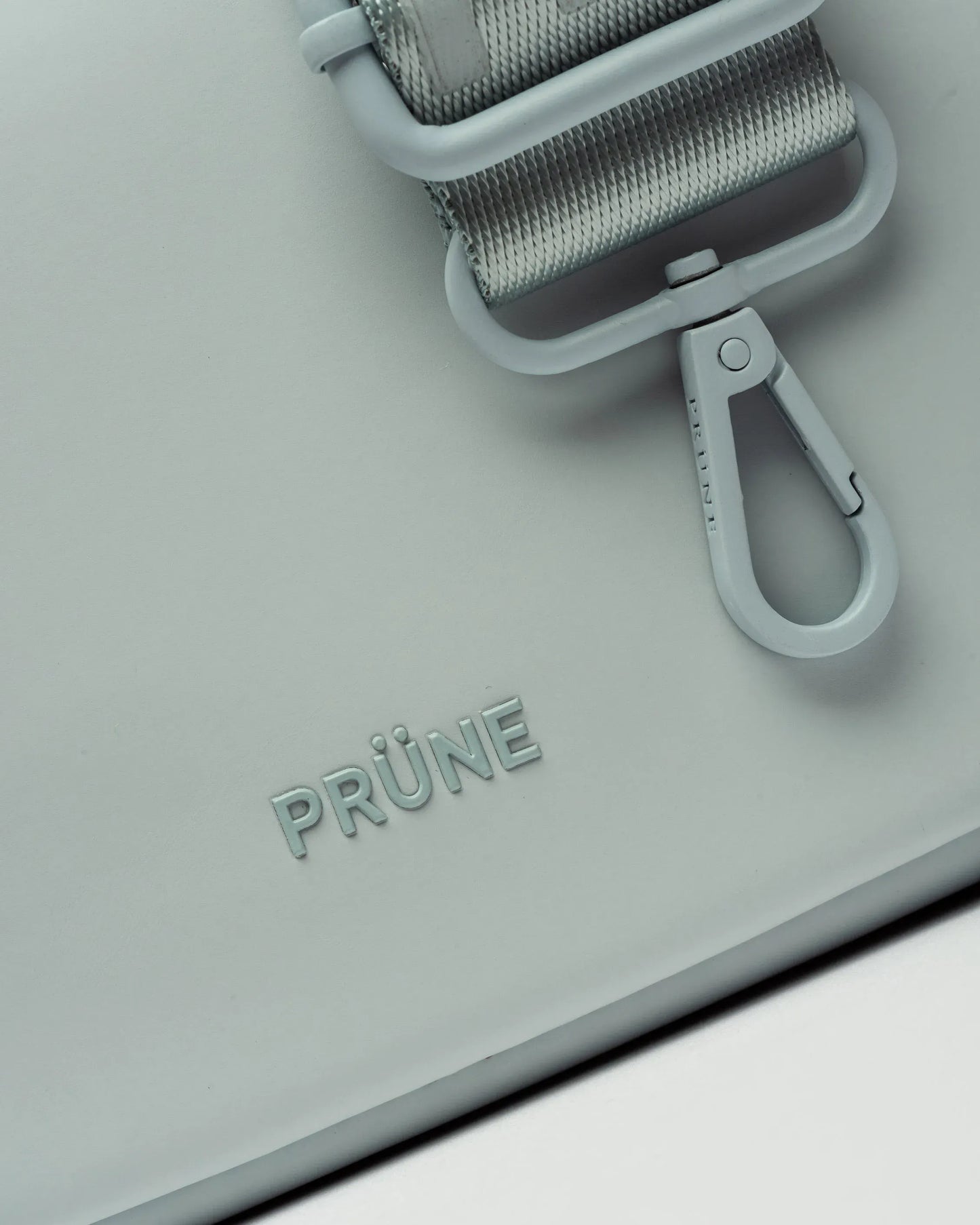 MINI BAG RUBBER EFECTO CUERO CELESTE