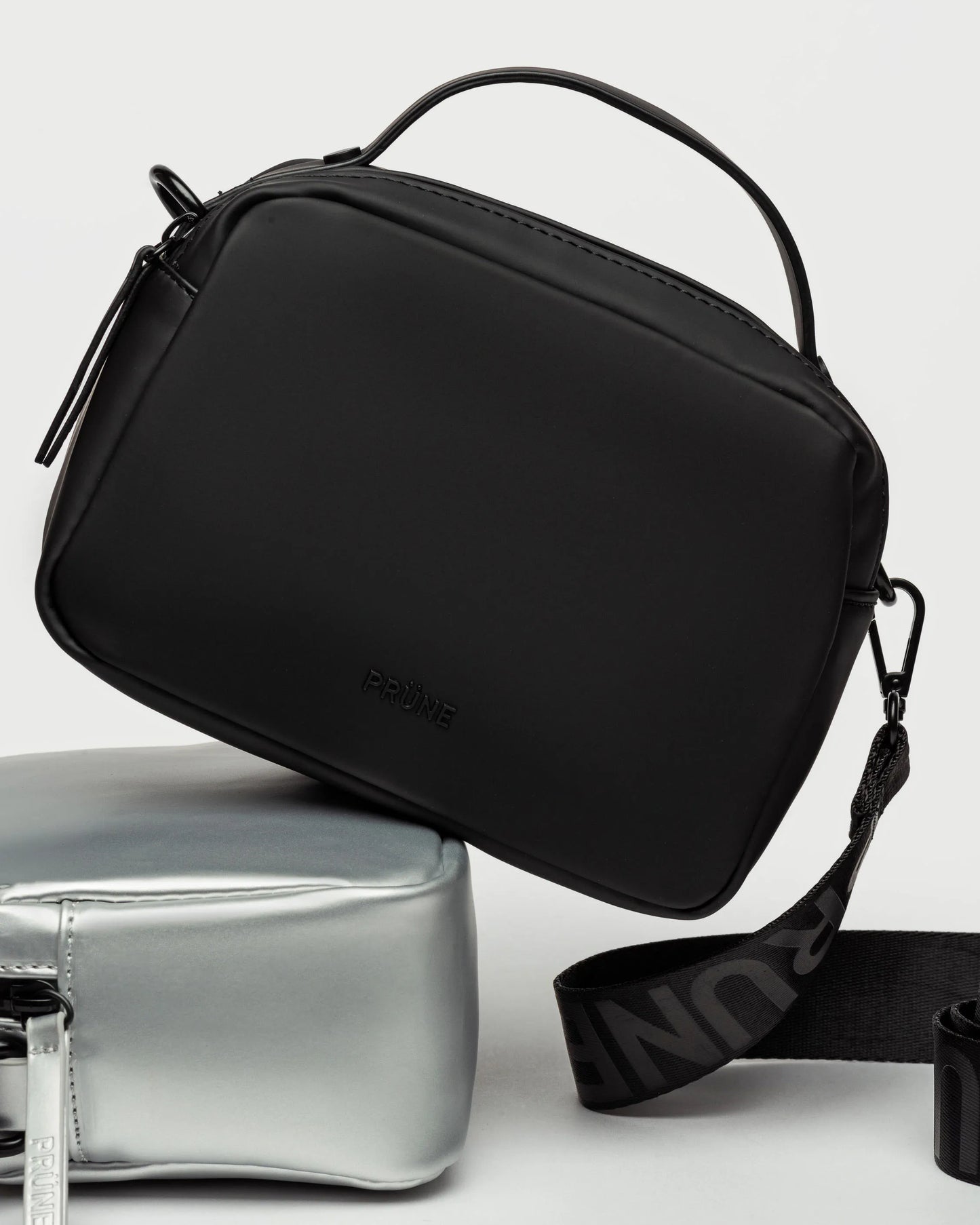 MINI BAG RUBBER EFECTO CUERO NEGRO